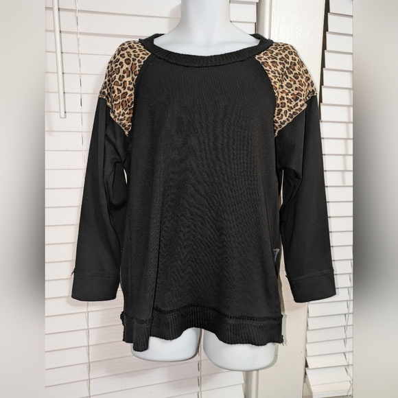 Umgee Womens French Terry Animal Print Tunic Top With Side Slits EUC size small - Picture 3 of 9